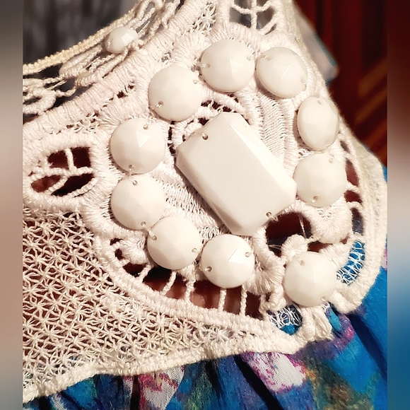 Tunic length sleeveless top with crochet & beading, and watercolor print size M. - Picture 2 of 8